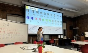 Angela Lee-Smith teaching her mini-course, “You Can Learn to Read Korean Over Lunch – Really!” Photo credit: Michaela Herrmann. 