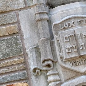 Stone carving of Yale coat of arms saying "Lux et Veritas"