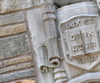 Stone carving of Yale coat of arms saying "Lux et Veritas"