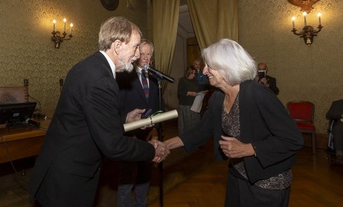 Jane Tylus receiving a handshake from the Lincei's president, Prof. Roberto Antonelli, as well as a pin of a lynx and a certificate.