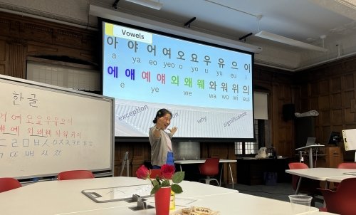 Angela Lee-Smith teaching her mini-course, “You Can Learn to Read Korean Over Lunch – Really!” Photo credit: Michaela Herrmann.